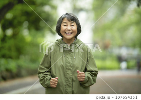 笑顔でジョギングするシニアの女性 107654351