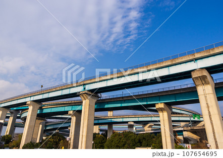 京都府久御山町の高架道路と青空 107654695