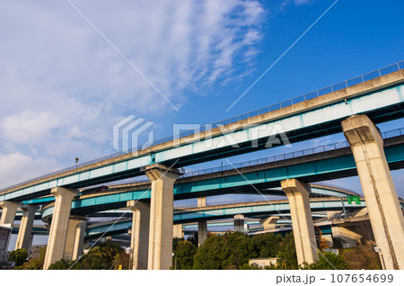 京都府久御山町の高架道路と青空 107654699