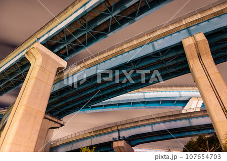 京都府久御山町の高架道路の夜景 京都府久御山町の高架道路の夜景 107654703