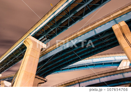 京都府久御山町の高架道路の夜景 107654708