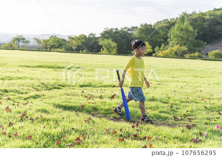 おもちゃのバットで遊ぶ男の子 107656295