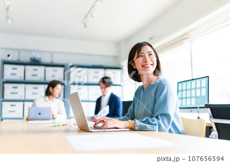 若い女性が働くオフィス 107656594