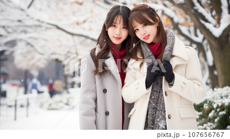 雪景色の中でコートを着た女性たち 107656767