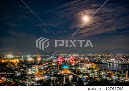 十五夜の高塔山展望台から見る日本新三大夜景都市 107657064