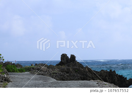 沖縄、宮古島の海岸の風景 沖縄、宮古島の海岸の風景 107657552