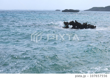 沖縄、宮古島の海岸の風景+ハート岩 沖縄、宮古島の海岸の風景+ハート岩 107657556