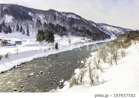雪の降った冬の朝の千曲川 (明石大橋付近から上流方向) 雪の降った冬の朝の千曲川 (明石大橋付近から上流方向) 107657582