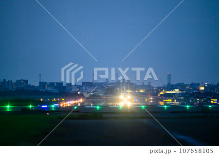 夜間飛行【福岡空港】 夜間飛行【福岡空港】 107658105