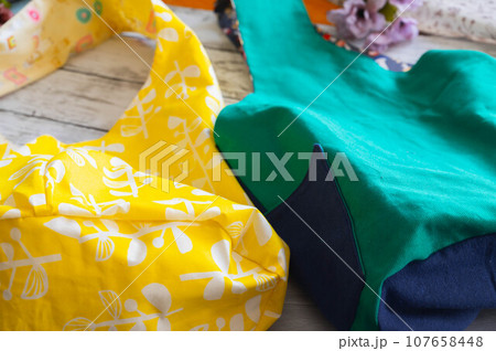 手作りのリバーシブルなワンストラップバッグ 107658448