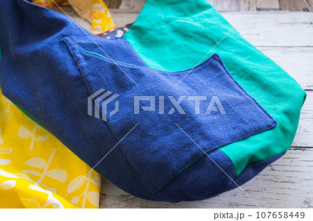 手作りのワンストラップバッグ 107658449