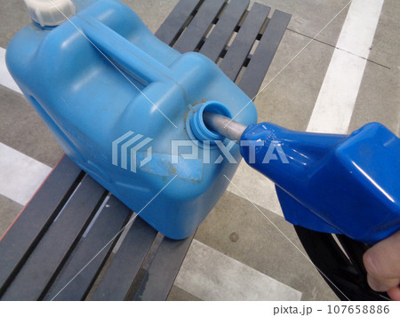 セルフサービスで灯油を入れる 107658886