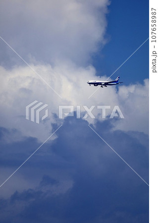 白い雲と飛行機　夏の旅 107658987