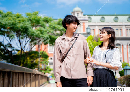 大阪観光をする若いカップル 大阪観光をする若いカップル 107659314