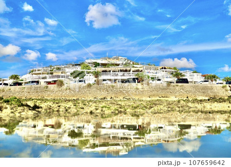 沖縄県ウミカジテラスを海面の反射と青い空 107659642