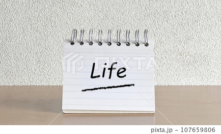 テーブルに立てたメモ帳_正面_Life文字入り テーブルに立てたメモ帳_正面_Life文字入り 107659806