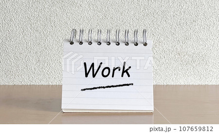 テーブルに立てたメモ帳_正面_Work文字入り 107659812