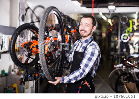 Worker with bicycle wheel 107661051
