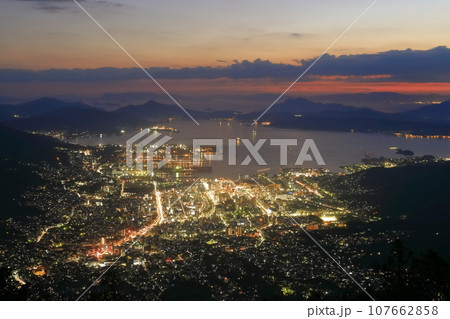 【広島県】灰ヶ峰展望台から見た呉市街地の夜景(中四国三大夜景) 【広島県】灰ヶ峰展望台から見た呉市街地の夜景(中四国三大夜景) 107662858
