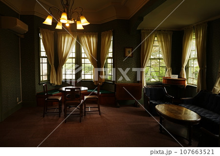 洋館 リビングルーム 古い内装 イメージ 107663521