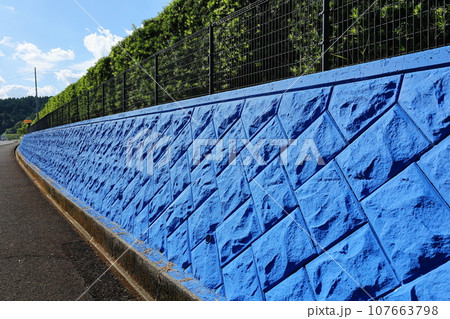 青色の擁壁 107663798