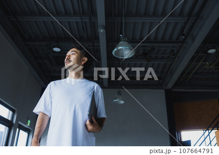 パソコン　スマホ　髭の男性 107664791
