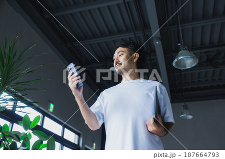 パソコン　スマホ　髭の男性 107664793