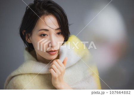 ブランケットに包まる女性 107664882