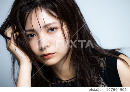 黒のノースリーブの女性 黒のノースリーブの女性 107664905