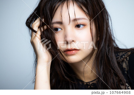 黒のノースリーブの女性 黒のノースリーブの女性 107664908