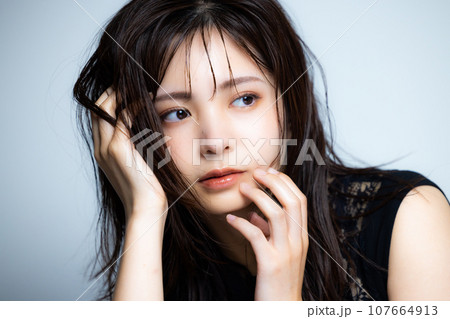 黒のノースリーブの女性 107664913