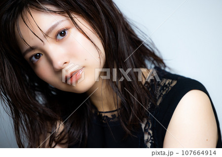 黒のノースリーブの女性 黒のノースリーブの女性 107664914