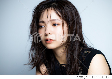 黒のノースリーブの女性 107664915