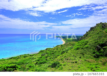 沖縄の海　平久保崎の絶景／沖縄県石垣市 107665393