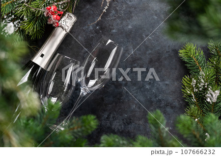 Christmas tree and champagne 107666232