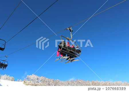 スキー場　青空に高速4人リフト 107668389