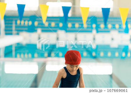 プール嫌いの4歳児 107669061