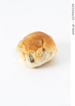レーズンロール 白背景 レーズンロール 白背景 107669100