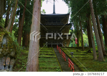 大岩山日石寺 三重塔 富山県中新川郡上市町大岩 大岩山日石寺 三重塔 富山県中新川郡上市町大岩 107669217