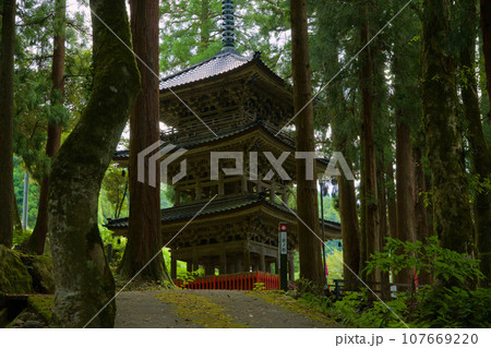 大岩山日石寺 三重塔  富山県中新川郡上市町大岩 大岩山日石寺 三重塔  富山県中新川郡上市町大岩 107669220