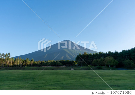快晴の広場から眺める富士山 快晴の広場から眺める富士山 107671086