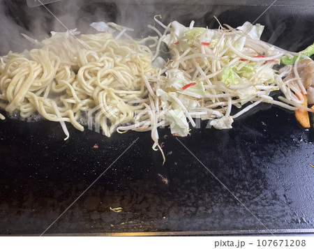 シンプルな豚焼きそばを鉄板で焼く シンプルな豚焼きそばを鉄板で焼く 107671208