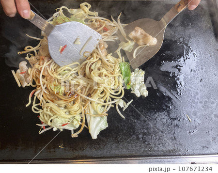 鉄板で焼くソース焼きそば 107671234
