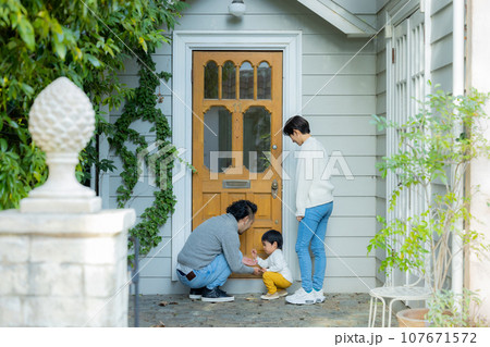 冬の庭の家族 107671572