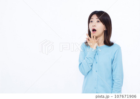 白い背景の前でビックリしている30代の女性 白い背景の前でビックリしている30代の女性 107671906