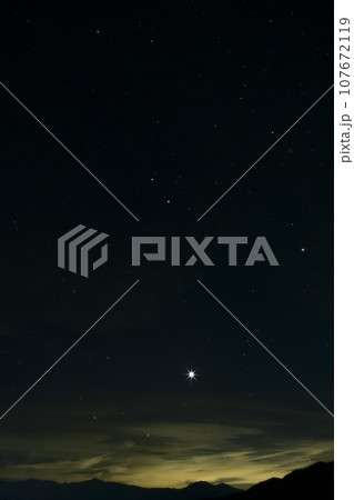 北杜市白州町、未明の空に昇るひときわ輝く明けの明星 107672119