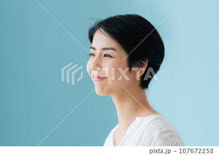 風に吹かれる女性の横顔ポートレート 107672258