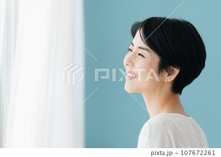 風に吹かれる女性の横顔ポートレート 107672261