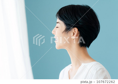 風に吹かれる女性の横顔ポートレート 107672262