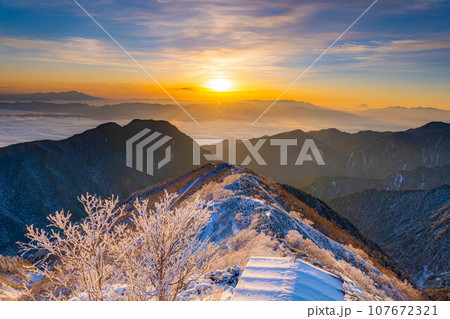 【雪山素材】初冬の燕岳・燕山荘から見える朝の風景【長野県】 107672321